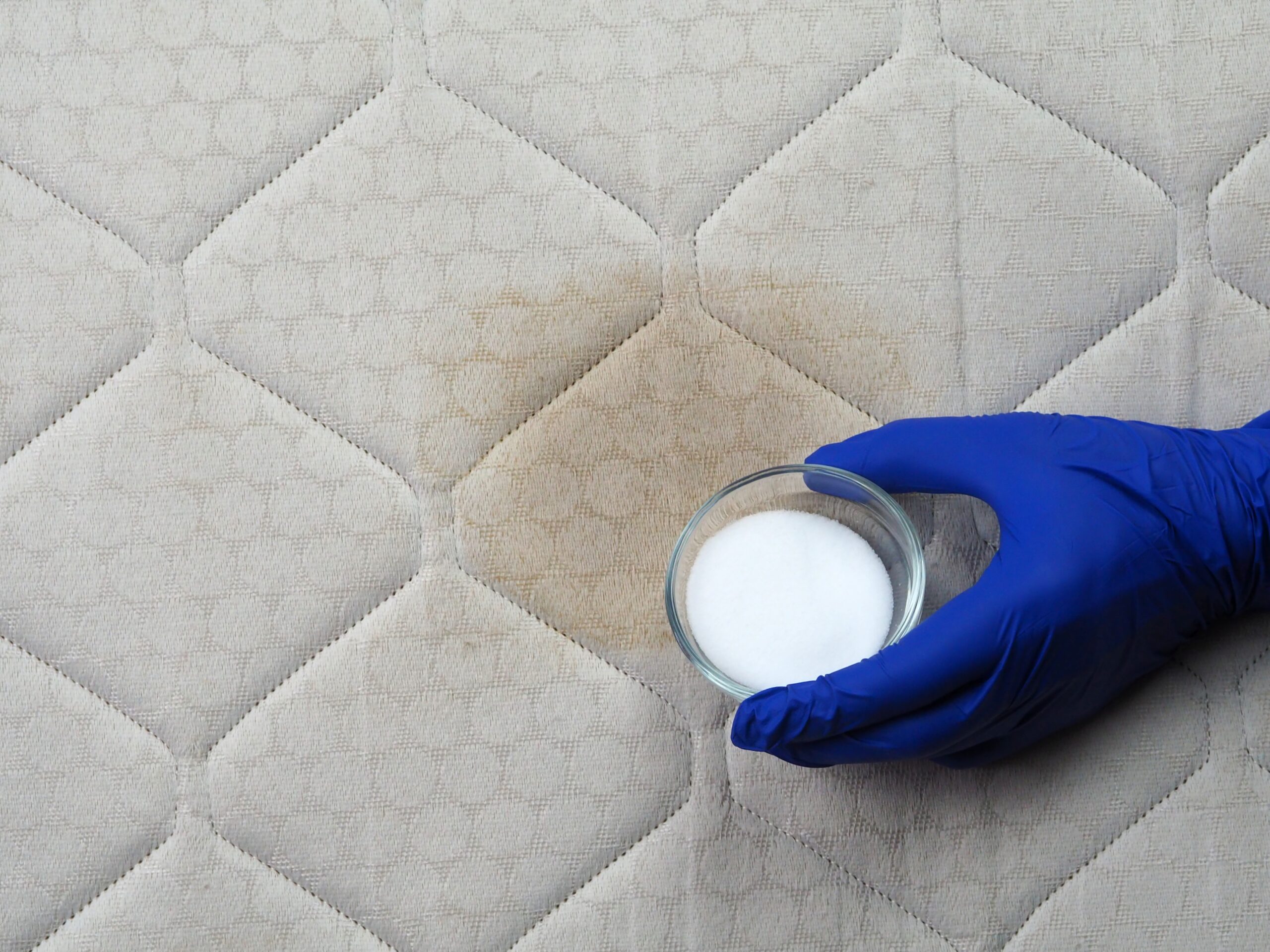 床墊污漬可用小蘇打粉清潔