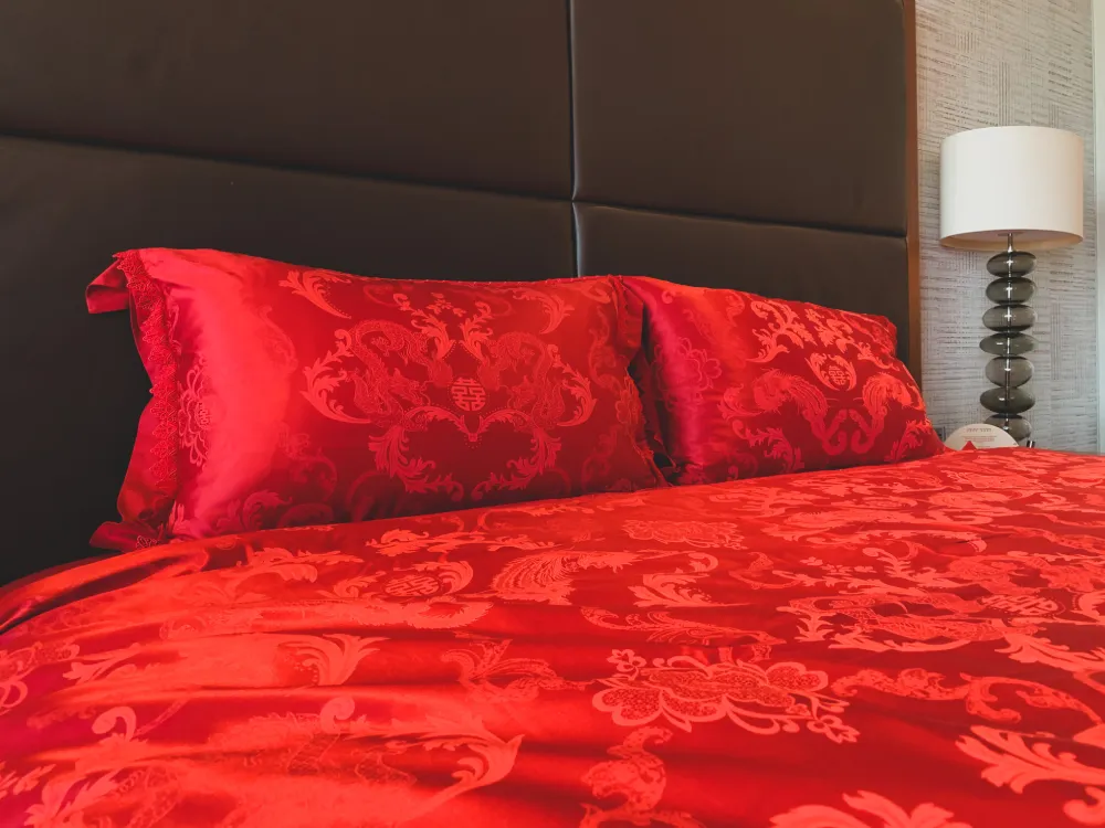 結婚安床通常使用紅色床組