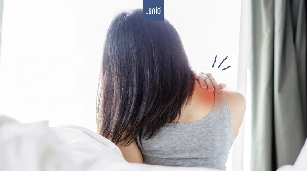 側睡肩膀痛可能是因為枕頭太低或床墊太硬