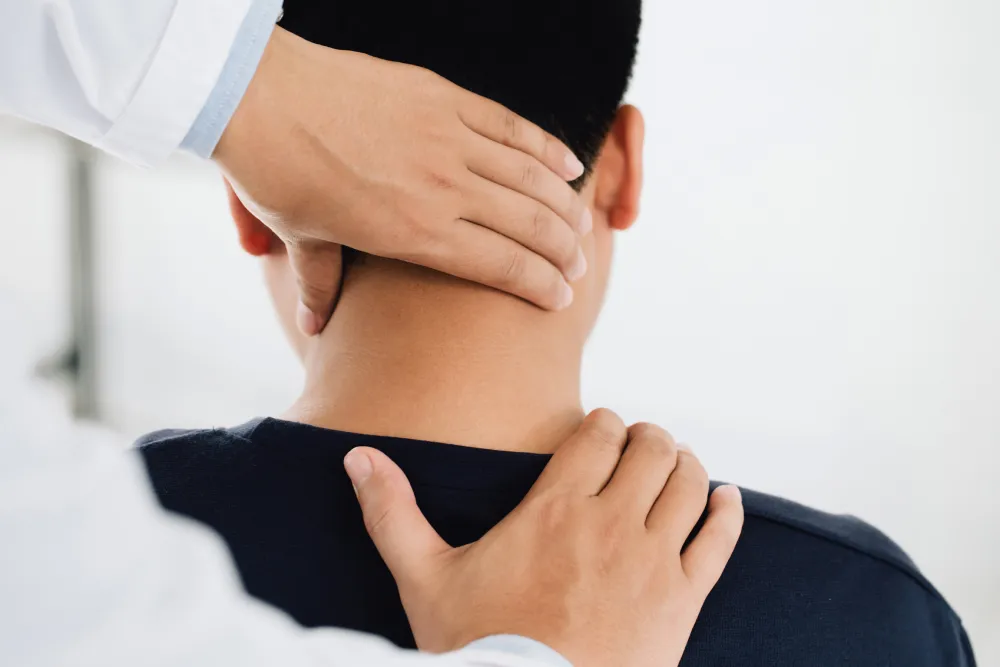 脖子酸痛看復健科、骨科或神經內科